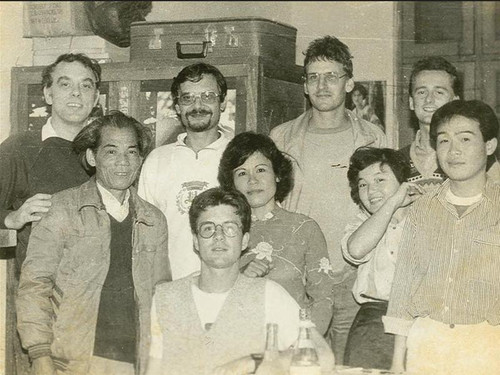 Xuân Khải (giữa) cùng các sinh viên nước ngoài tại Đại học Bách khoa tháng 1/1989