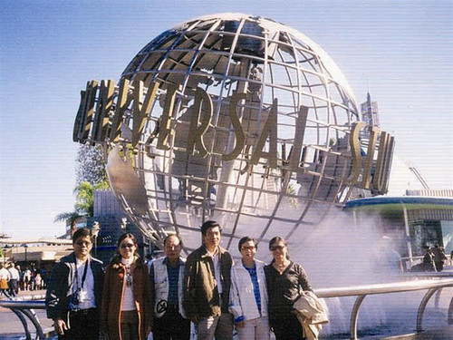 Tác giả (đứng giữa) ở phim trường Universal-Hollywood