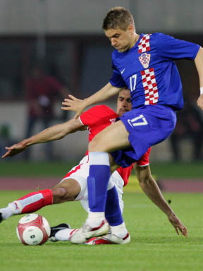 Ivan Klasnic đi bóng trước các hậu vệ Áo