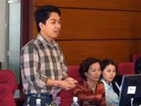 Linh (đứng) phát biểu về quan niệm của mình Linh (đứng) phát biểu về quan niệm của mình