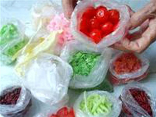 Nhiều loạt mứt tết được nhà sản xuất bỏ phẩm màu cấm sử dụng, chất tẩy trắng - Ảnh: Tuổi trẻ