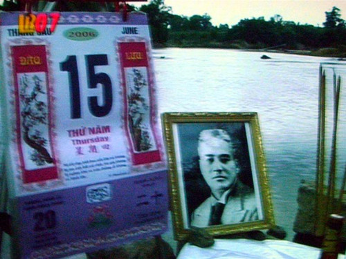 Con cháu Học giả Nguyễn Văn Vĩnh thắp hương cho ông bên dòng sông Sê Pôn, nơi ông trút hơi thở cuối cùng vào năm 1936