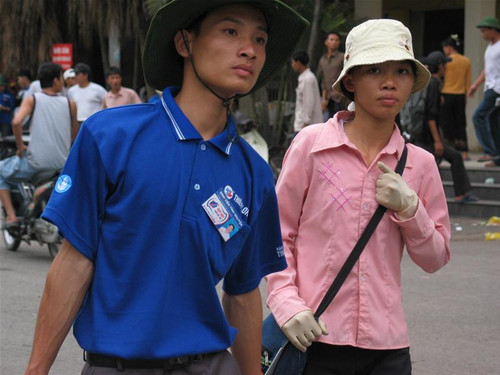 Thí sinh nên theo sự hướng dẫn của sinh viên tình nguyện để tránh “cò”. Ảnh: XM