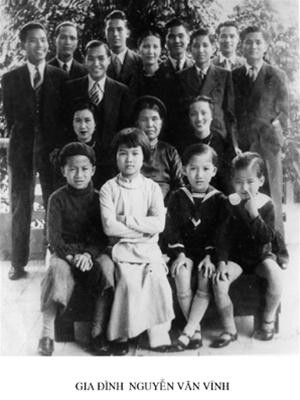 Cả gia đình Nguyễn Văn Vĩnh chụp năm 1930, Nguyễn Thị Mười ngồi hàng đầu mặc áo dài trắng.