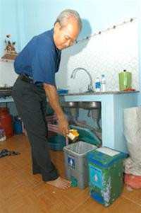 Rác được phân loại ngay tại nhà ông Nguyễn Văn Lành thuộc P.8, Q.6 - TPHCM Ảnh: B.Trung Rác được phân loại ngay tại nhà ông Nguyễn Văn Lành thuộc P.8, Q.6 - TPHCM Ảnh: B.Trung