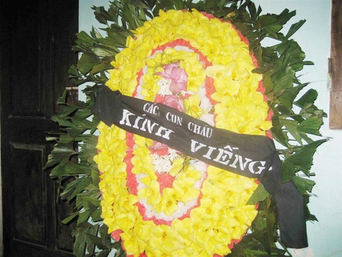 Chiếc vòng hoa đặt trước của nhà bà Đức