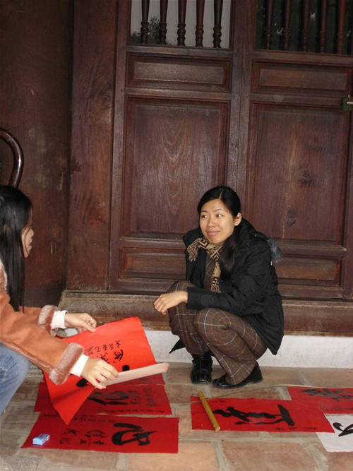 Chữ phơi đầy ngoài hiên