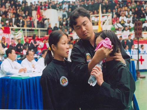 Trịnh Thị Mùi (bên trái), một trong những VĐV đã được dùng viên nang Hải Sâm tại SEA Games 22. Ảnh: Phạm Yên