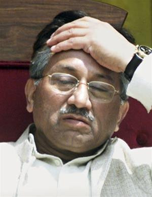 Tổng thống Musharraf đang phải lựa chọn giữa ra đi hay bị luận tội. (Ảnh Reuters)