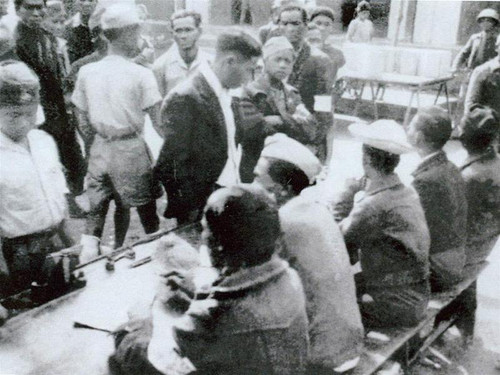 Cử tri nhận phiếu bầu tại một khu vực bỏ phiếu trong ngày Tổng tuyển cử