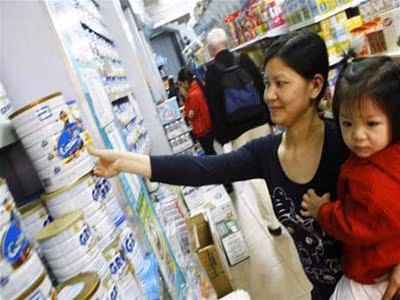 Giá sữa đắt do người tiêu dùng “sính ngoại”, thiếu thông tin. Ảnh: Hồng Vĩnh Giá sữa đắt do người tiêu dùng “sính ngoại”, thiếu thông tin. Ảnh: Hồng Vĩnh