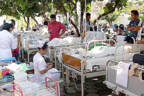 Bệnh viện dã chiến đầy ắp bệnh nhân