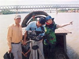 Thanh Loan (phải) trong vai trò đạo diễn