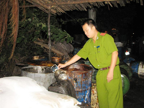 Lực lượng công an đang kiểm tra dầu thải tại các thùng chứa Ảnh: MT