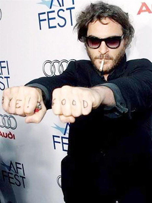 Joaquin Phoenix với dòng chữ tạm biệt viết trên các ngón tay