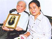 Đại tướng Chu Huy Mân (phải) cùng di ảnh liệt sĩ Nguyễn Văn Thạc