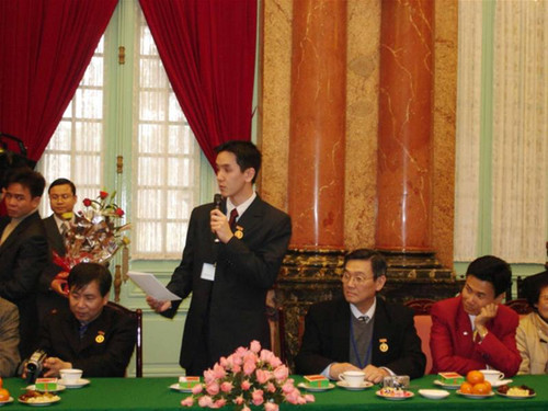 Chủ tịch Trần Đức Lương lắng nghe tâm sự của kiều bào.