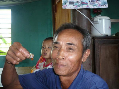 Ông Mai Xuân Khởi nuốt gan, mật cóc trước sự chứng kiến của đoàn công tác Sở Y tế Quảng Bình Ông Mai Xuân Khởi nuốt gan, mật cóc trước sự chứng kiến của đoàn công tác Sở Y tế Quảng Bình