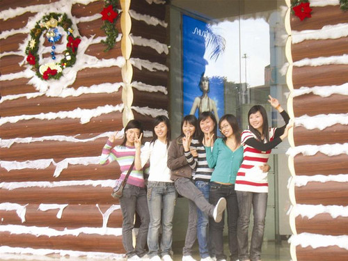 Các bạn trẻ chụp ảnh lưu niệm mùa Noel 2007 trước cổng Vincom City Tower Ảnh: Phong Cầm