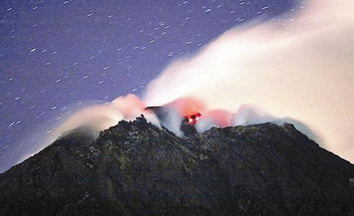 Các đám mây khí và tro bốc lên từ miệng núi lửa Merapi Các đám mây khí và tro bốc lên từ miệng núi lửa Merapi