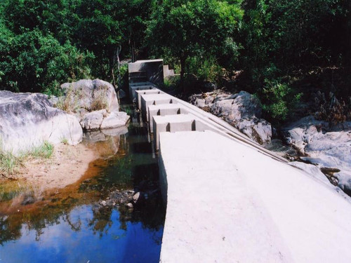 Đập dâng chỉ là một bờ kênh chặn dòng nước Đập dâng chỉ là một bờ kênh chặn dòng nước