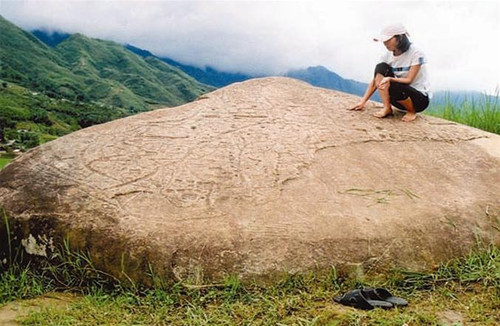 Du khách tại bãi đá cổ Sa Pa. Ảnh: Anh Tuấn Du khách tại bãi đá cổ Sa Pa. Ảnh: Anh Tuấn