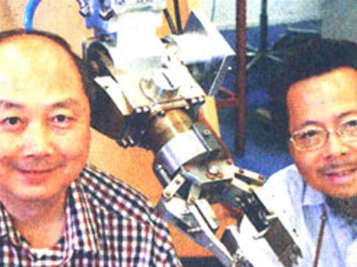 Tiến sĩ Ng Tze-chuen (phải) và giáo sư Yung Kai-leung