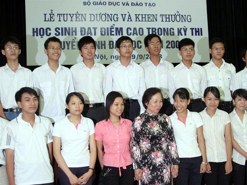 Phó Chủ tịch nước Nguyễn Thị Doan (người mặc áo dài) chụp ảnh cùng những học sinh xuất sắc. Ảnh: PV.