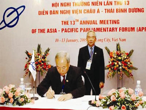 Chủ tịch Quốc hội Nguyễn Văn An ký Thông cáo chung