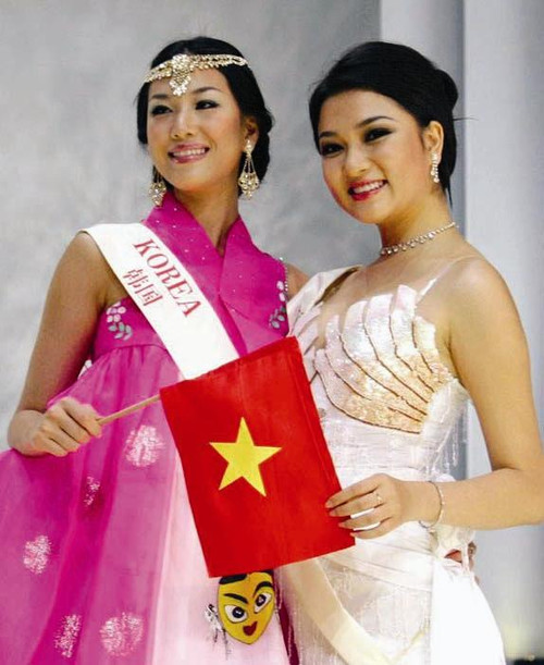 Hoa hậu Nguyễn Thị Huyền và hoa hậu Hàn Quốc tại cuộc thi Hoa hậu thế giới.