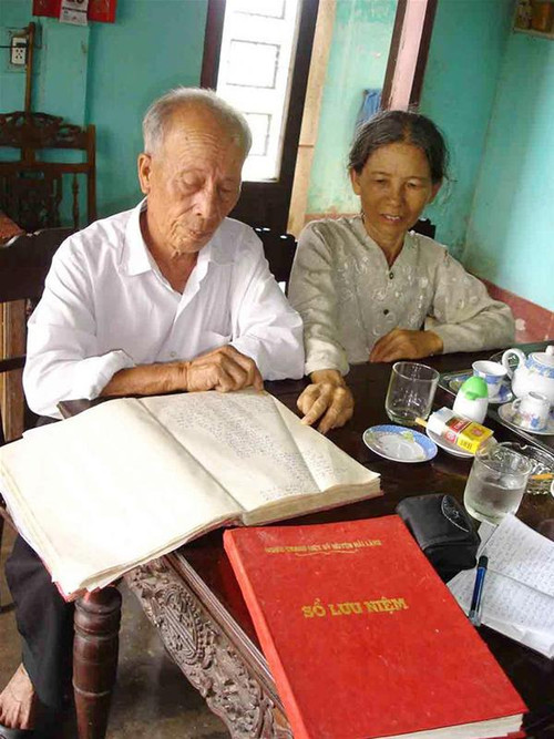 Ông Đàm cùng vợ đang đọc lại những dòng thư gửi người nằm dưới mộ