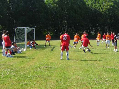 Một pha trong trận đấu giữa sinh viên Việt Nam tại Anh và Hà Lan. Ảnh: Việt Dũng Một pha trong trận đấu giữa sinh viên Việt Nam tại Anh và Hà Lan. Ảnh: Việt Dũng