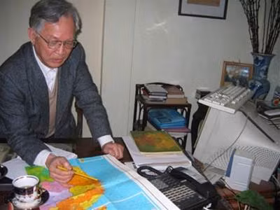 裴建清先生正在談論地圖上雲峰灣的「有利時機」。 裴建清先生正在談論地圖上雲峰灣的「有利時機」。