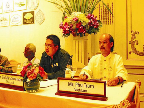 Inrasara tại lễ trao giải (phải) Inrasara tại lễ trao giải (phải)