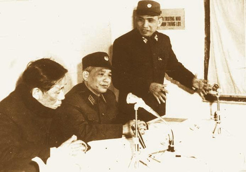 Đ/c Lê Văn Tri - (thứ 3 từ trái qua) báo cáo đ/c Lê Duẩn và Thượng tướng Văn Tiến Dũng kế hoạch đánh máy bay B52 1972