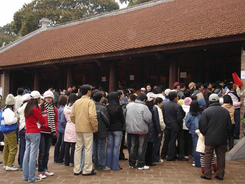 Xếp hàng xin chữ