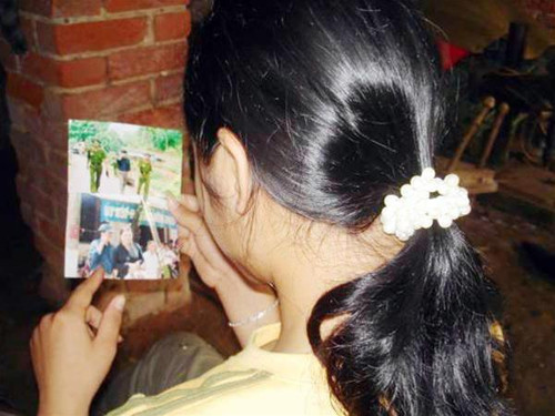 Cháu H. khẳng định chính ông Hà là một trong hai đối tượng đã ép H. quan hệ tình dục, khi xem ảnh của phóng viên cung cấp. Ảnh : Duy Chiến