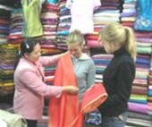 Khách hàng đang lựa vải tại shop Á Đông, Hội An.