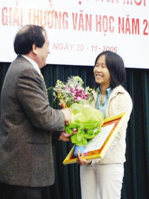 Nhà thơ Hữu Thỉnh trao giải cho nhà văn trẻ Nguyễn Ngọc Tư Ảnh: N.Đ.Toán