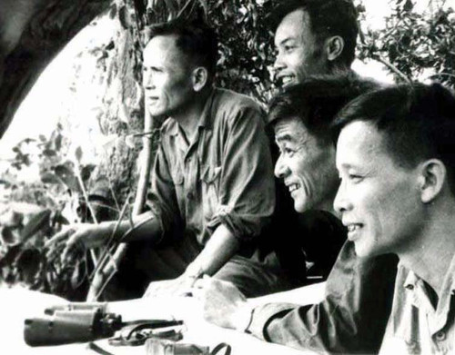 Tướng Chu Huy Mân (bên trái) tại đài quan sát chiến dịch F2 tháng 6/1972 Tướng Chu Huy Mân (bên trái) tại đài quan sát chiến dịch F2 tháng 6/1972