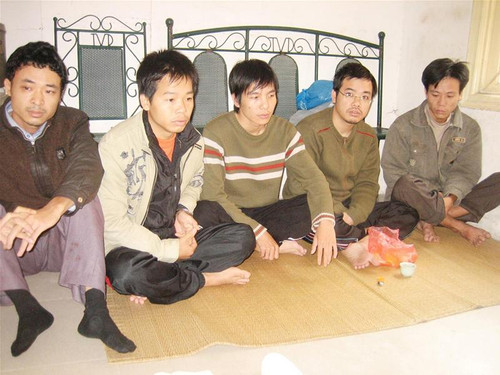 Năm đối tượng tại cơ quan công an Ảnh: Minh Tuấn