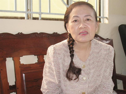 Bà Trần Ngọc Sương, sau khi nhận cáo trạng ngày 6/7/2009, cho biết sẽ khiếu nại vì cho rằng bị truy tố oan. Ảnh: Sáu Nghệ