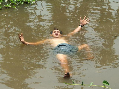 Vừa nổi lềnh bềnh vừa... hát vọng cổ!