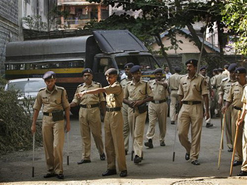 Cảnh sát Mumbai tăng cường tuần tra an ninh. Ảnh: AP