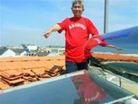 Hộ gia đình ông Trần Đình Cường (Phú Nhuận, TP.HCM) đã lắp đặt và sử dụng thiết bị bình nước nóng năng lượng mặt trời loại 200 lít từ hai tháng nay - Ảnh: Thu Thảo