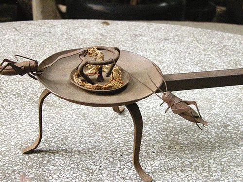 Đèn Châu Chấu của người thợ Đồng bằng sông Cửu Long hơn 200 tuổi; Bộ Đèn Hạc đồng thời Đông Sơn hơn 2.000 tuổi; Đèn tráng men Aladin trên 200 tuổi