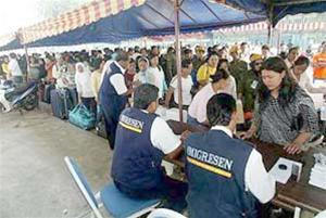 Người lao động bất hợp pháp Indonesia tại Malaysia xếp hàng để chờ về nước