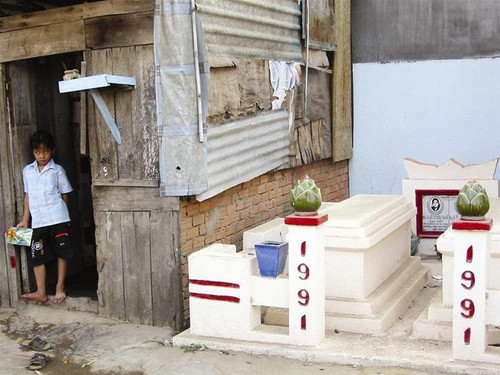 Sống chen chúc cùng với người chết, tương lai của cháu bé tại khu ổ chuột thuộc khu phố 4, Tân Hưng, quận 7 sẽ ra sao? Sống chen chúc cùng với người chết, tương lai của cháu bé tại khu ổ chuột thuộc khu phố 4, Tân Hưng, quận 7 sẽ ra sao?