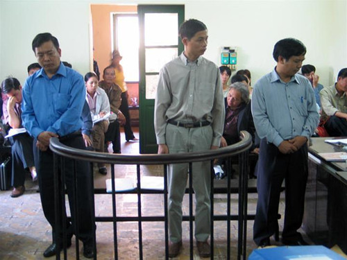 Đào Tiến Dũng (trái) và hai đồng phạm tại phiên tòa bị hoãn ngày 19/4/2007. Ảnh: T.C.H