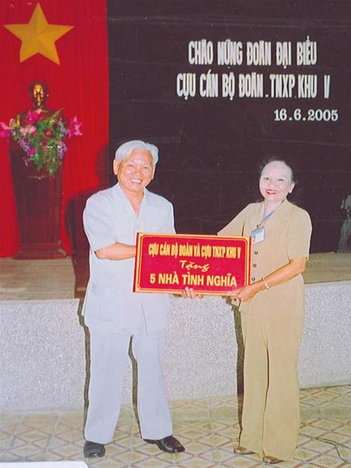 Ông Nguyễn Anh Liên trao số tiền xây nhà tình nghĩa cho lãnh đạo huyện Bắc Trà My ảnh: T.T.L Ông Nguyễn Anh Liên trao số tiền xây nhà tình nghĩa cho lãnh đạo huyện Bắc Trà My ảnh: T.T.L